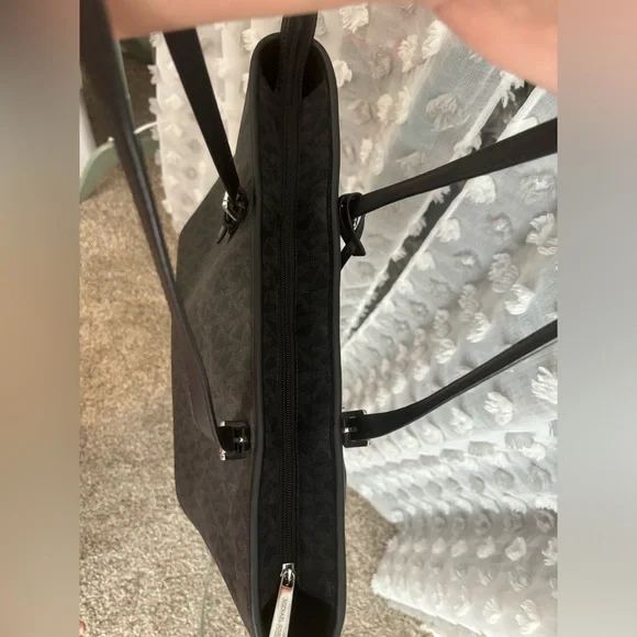 Michael Kors purse - Picture 8 of 8